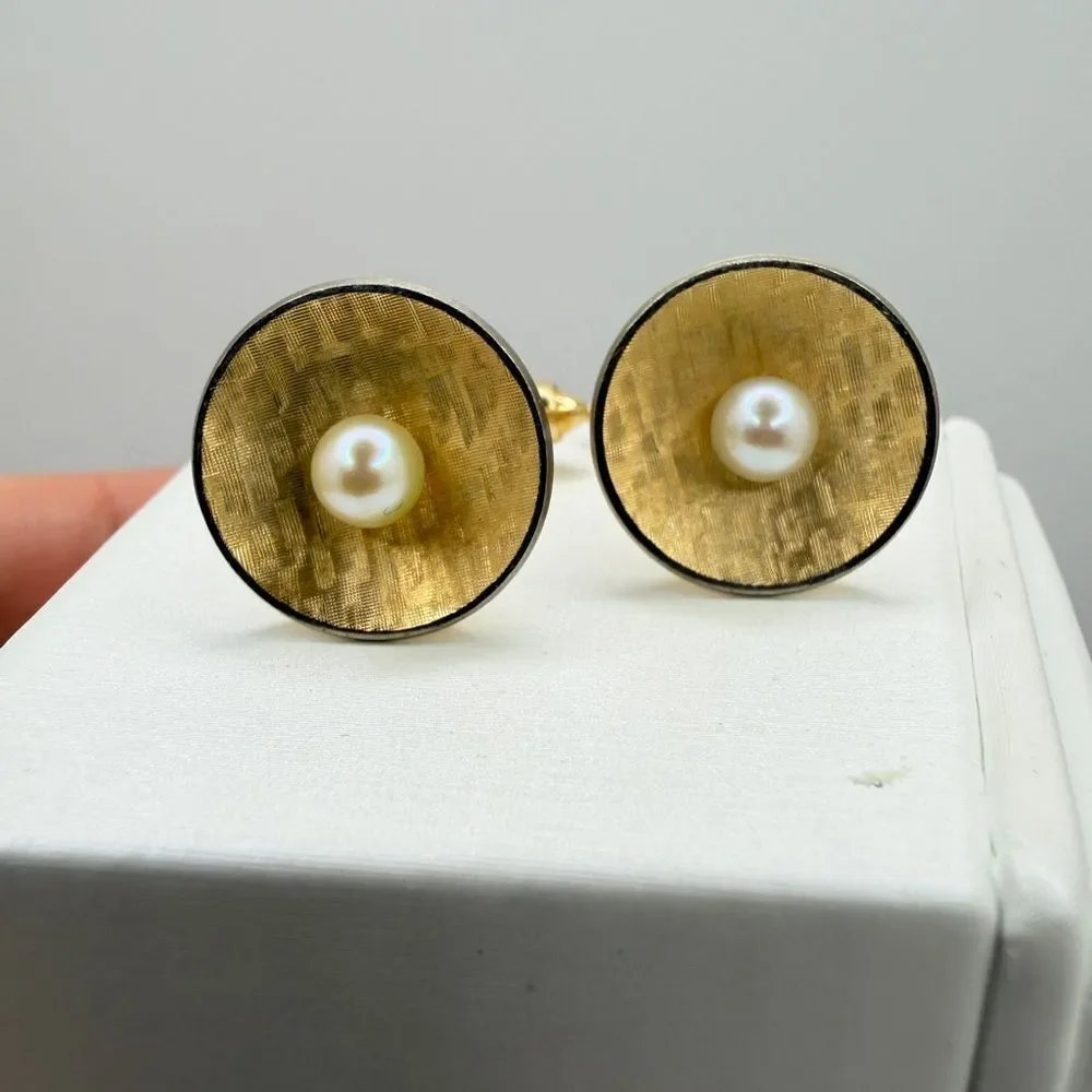 Vintage Gold Tone Kramentz, faux pearl center cuff links!‎